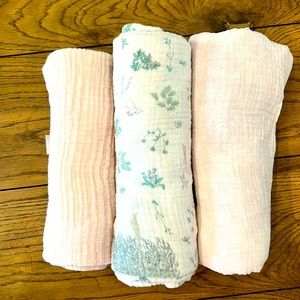 Assorted swaddle blankets, Pink/Blue floral w/ deer